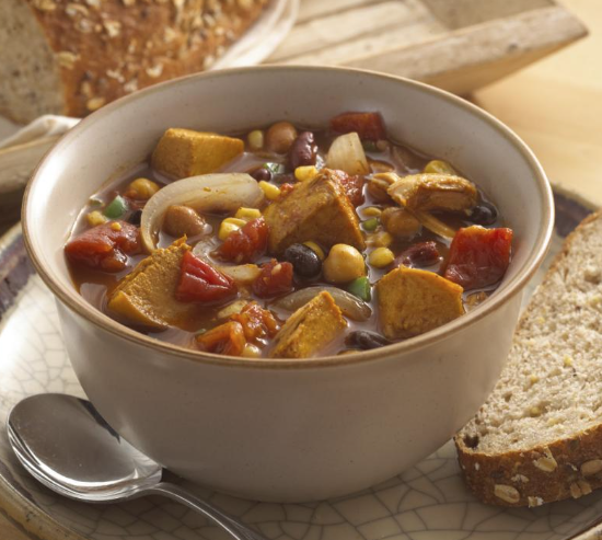 Ensalada de pimientos asados, atún y huevo con Cocido de Pavo y Legumbres.